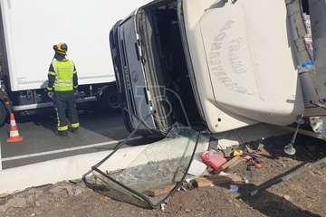 Un camión vuelca en el acceso a Telde desde la GC-1/TA.